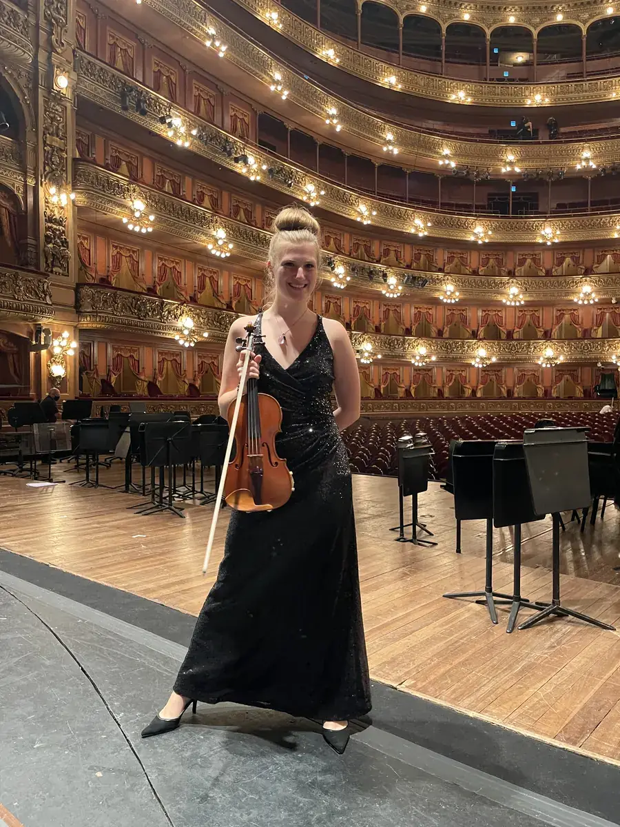 Tiziana Mingrone con su violín sobre el escenario de un teatro